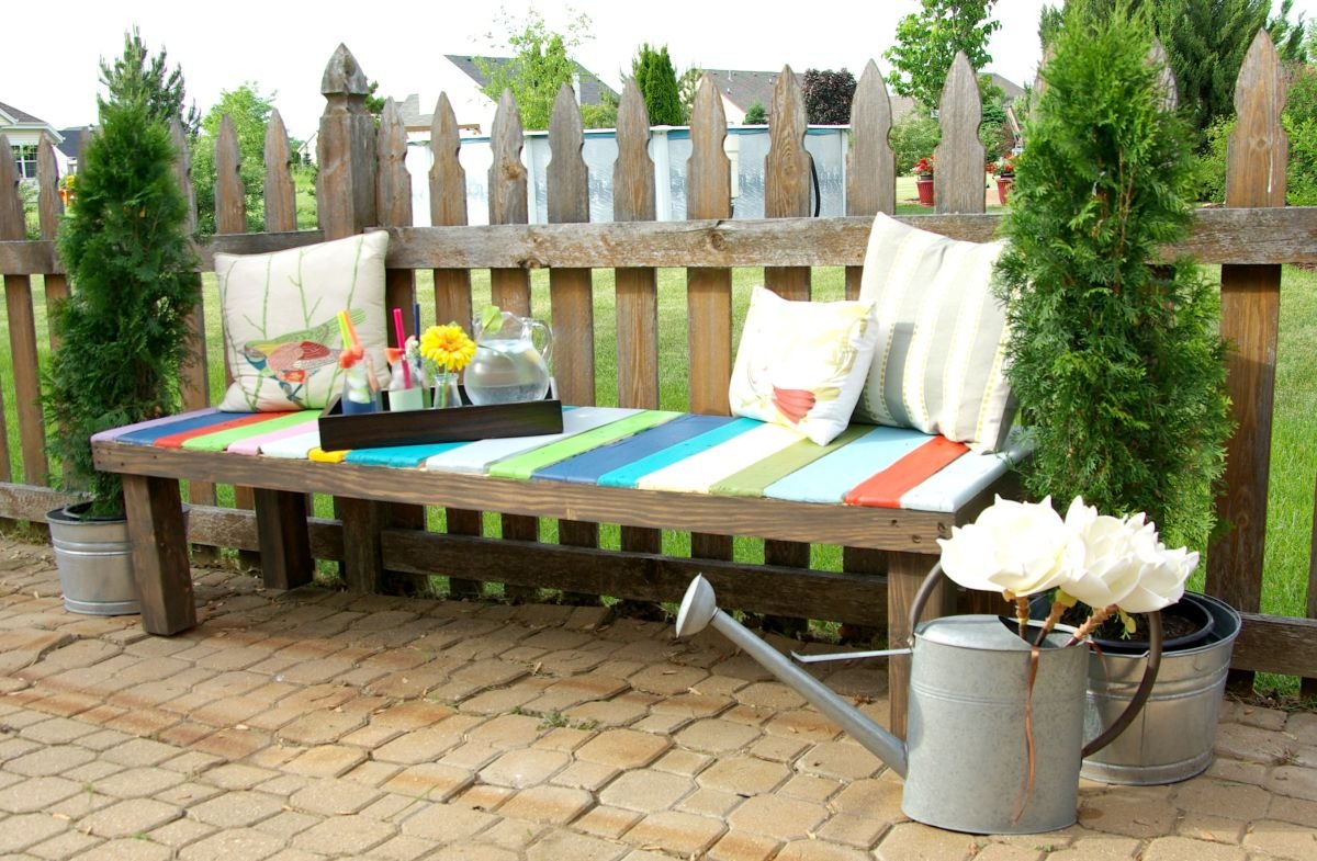 DIY garden seating area with pallet bench and cushions