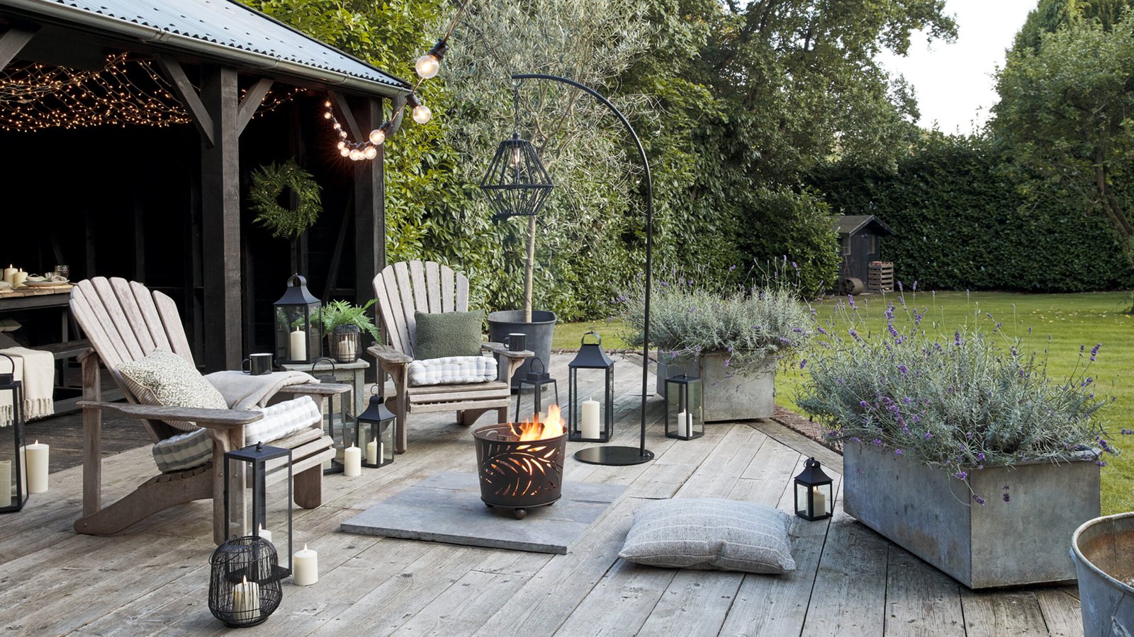 Outdoor furniture decor ideas with rugs, plants, and fire pits